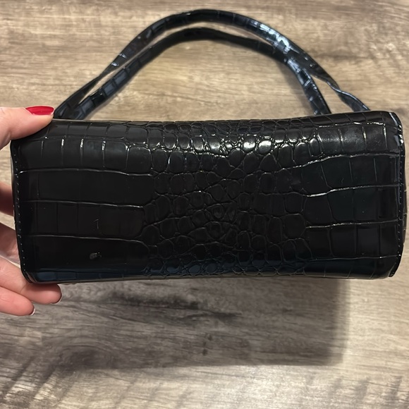 Elegant Black Croc-Embossed Shoulder Bag - Picture 4 of 5